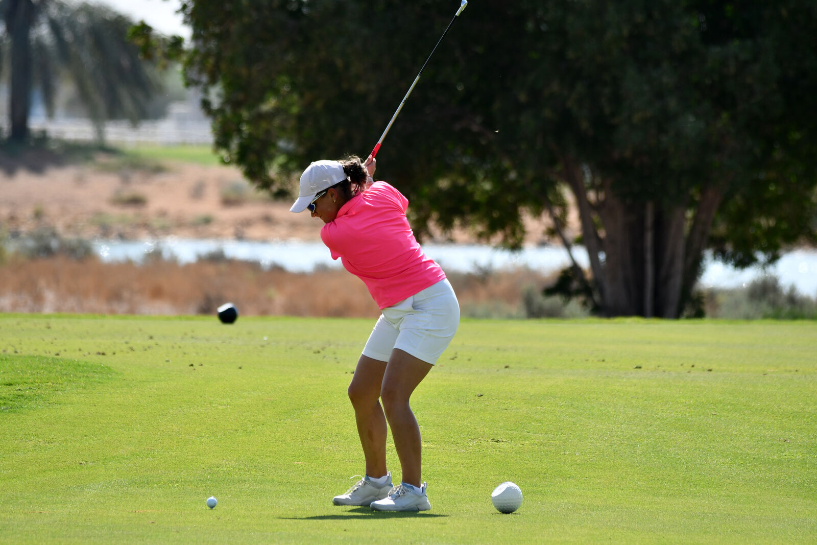 Jugendgolferin beim Abschlag während der Junior Golf Tour