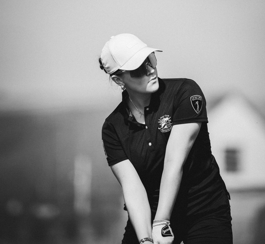 Nachwuchsgolferin beim Abschlag, Schwarz-Weiß